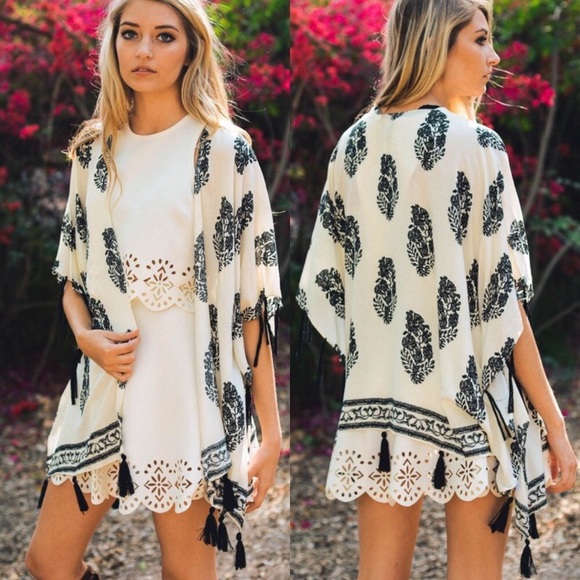 ☘️☘️ Cream and black leaf boho tassel kimono - Picture 3 of 8